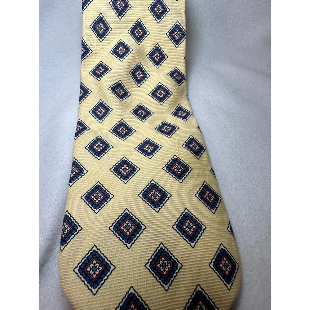Brooks Brothers Makers Mens Silk Tie Yellow Geometric Medallion Made in‎ USA